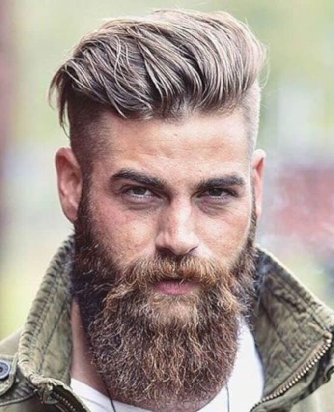 Combinación de prótesis capilar con estilo undercut y barba abundante