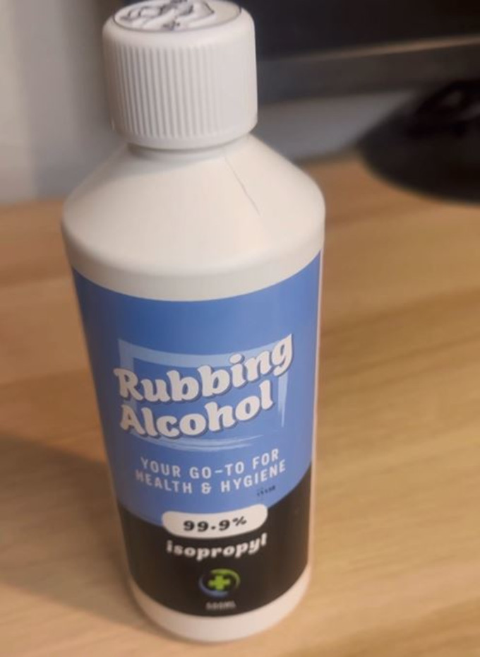 Consejos para aplicar tu prótesis capilar- Limpia con alcohol tu cuero cabelludo