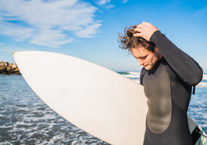 nadar o surfear con tu prótesis capilar puesta